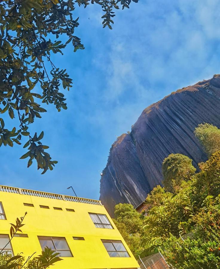Guatapé Descanso Bajo La Piedra Del Penol מראה חיצוני תמונה